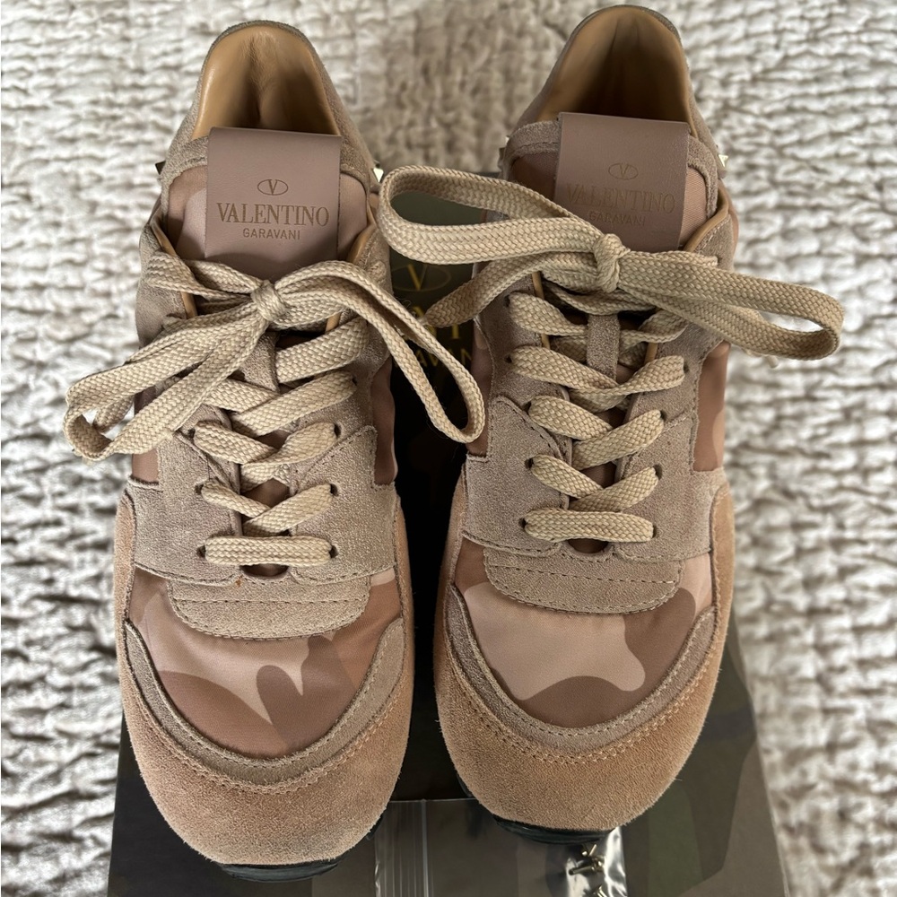 Valentino Garavani Rockstud Trim Pink/Beige Camouflage Sneakers